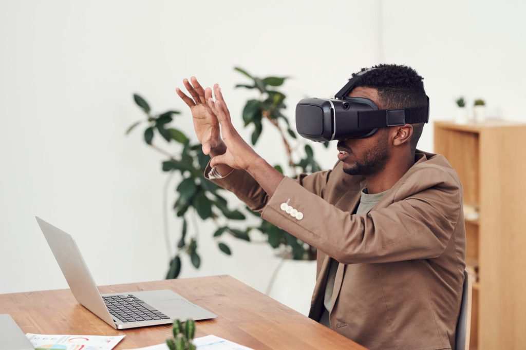 How and When to Use Augmented Reality Remote Assistance in Business in 2021